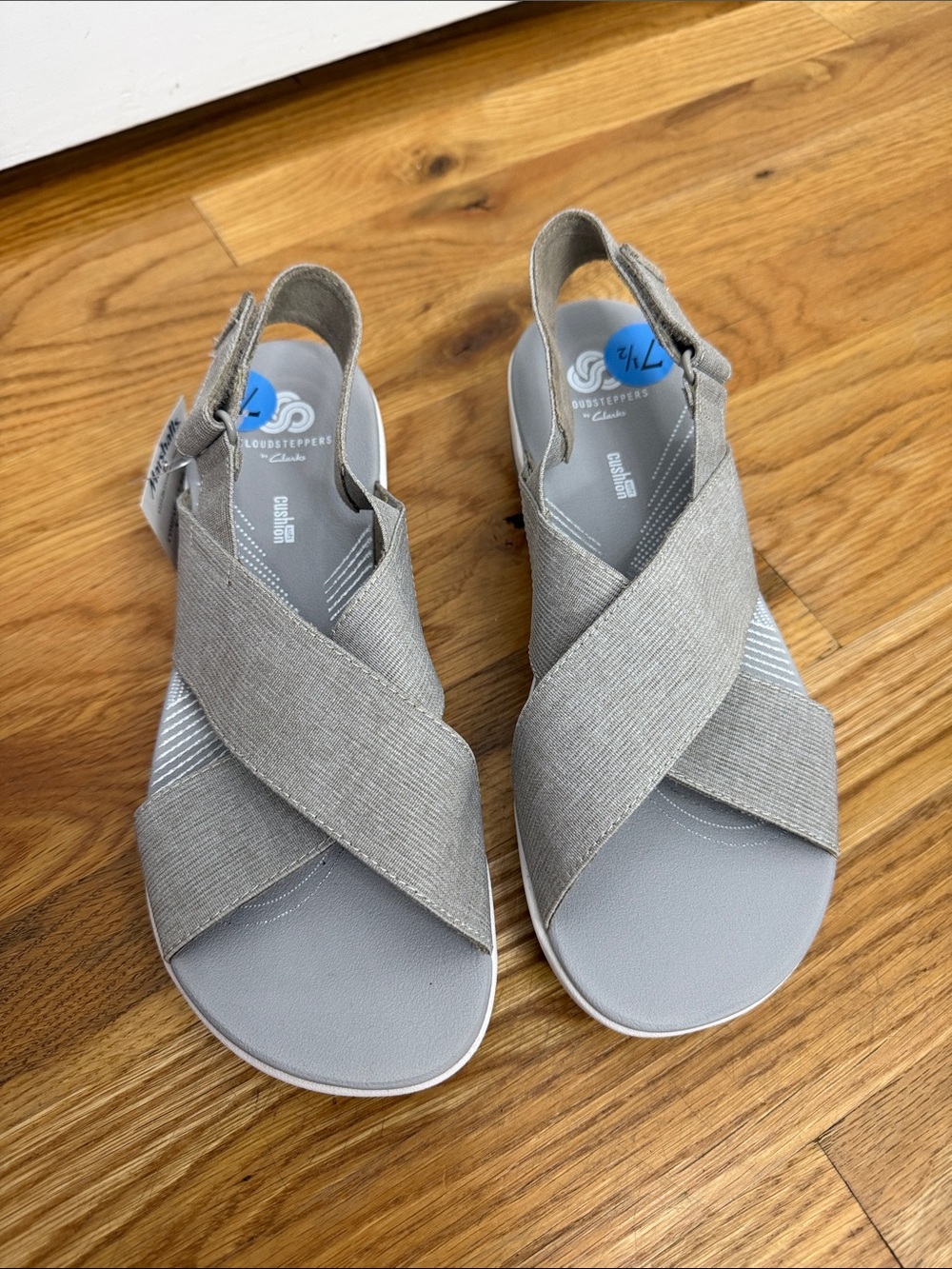 NWT Clarks Cloudsteppers Women’s Silver-Grey Crisscross Slingback Sandals
